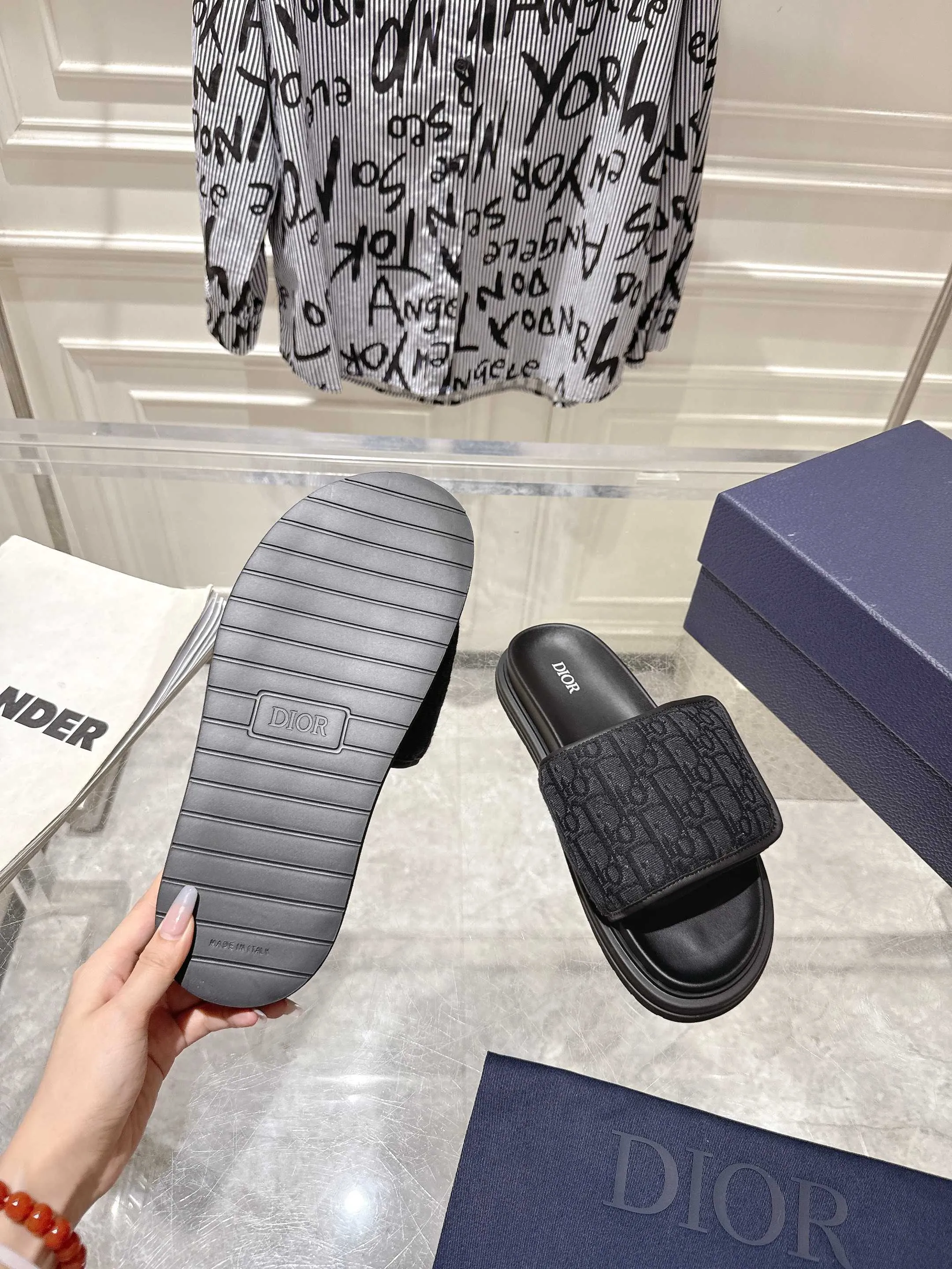 👟👟Ex-factory price 420👟👟 #Men's top version 𝐃𝐈𝐎𝐑# Dior's new men's summer slippers 🔥Purchase the original development Alias ​​sandals are new products in 2024. They are a leisurely and exquisite work. The upper is made of imported denim ➕ calfskin 🔥 Original molded rubber outsole provides the best comfort 🔥 ✔️Size: #38-46